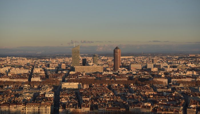 MS Bijou du Rhône vor dem Stadtbild von Lyon – begleitete Gruppenreise mit Nicko Cruises auf der Rhône ab Uelzen.